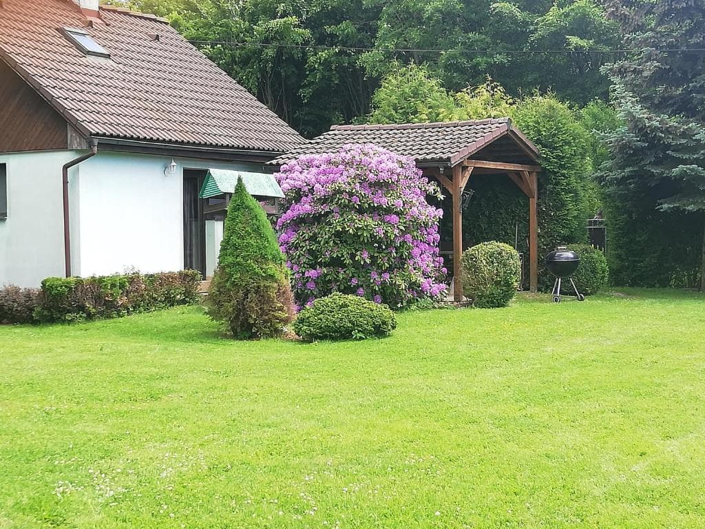 Pergola, zahrada a gril u chaty